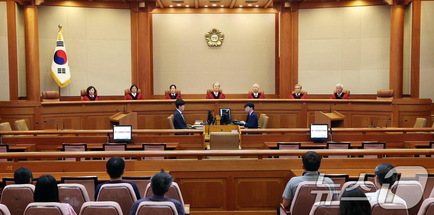 김형두 헌법재판소장 권한대행과 헌법재판관들이 27일 오후 서울 종로구 헌법재판소 대심판정에서 열린 6월 심판사건 선고에 참석해 자리하고 있다. 지난 26일 지명된 김상환 헌법재판소장 후보자와 오영준 헌법재판관 후보자가 최종 임명되면 헌재는 재판관 정원 9명이 모두 채워지게 된다. 2025.6.27/뉴스1 ⓒ News1 오대일 기자