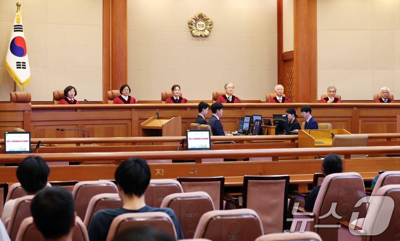 김형두 헌법재판소장 권한대행과 헌법재판관들이 27일 오후 서울 종로구 헌법재판소 대심판정에서 열린 6월 심판사건 선고에 참석해 자리하고 있다. 지난 26일 지명된 김상환 헌법재판소장 후보자와 오영준 헌법재판관 후보자가 최종 임명되면 헌재는 재판관 정원 9명이 모두 채워지게 된다. 2025.6.27/뉴스1 ⓒ News1 오대일 기자