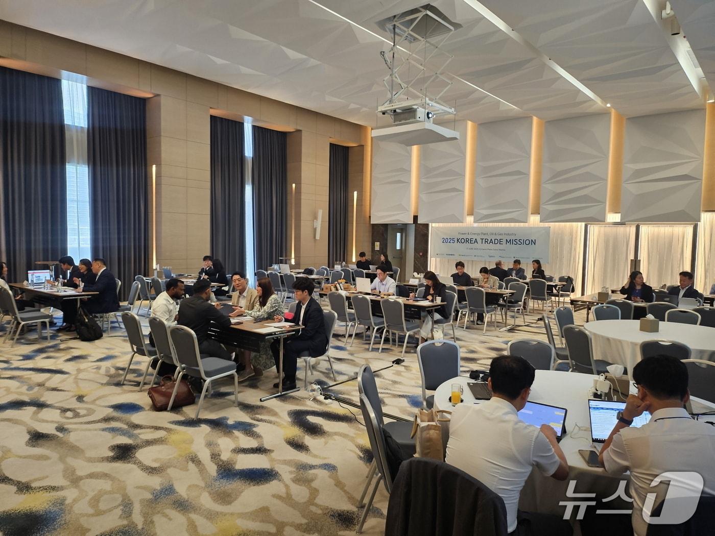 본문 이미지 - 한국남부발전&#40;주&#41;은 부산지방중소벤처기업청과 협업으로 추진한 중동 시장개척단이 아랍에미리트&#40;UAE&#41;와 카타르에서 현장계약 2건&#40;11만달러&#41;을 비롯해 모두 799만달러 규모 계약을 체결했다고 27일 밝혔다. 사진은 중동 개척단이 현지에서 수출상담을 진행하고 있는 모습. &#40;남부발전 제공&#41;