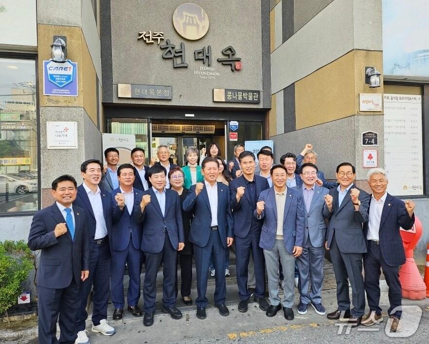 본문 이미지 - 더불어민주당 정청래 국회의원이 27일 전북을 찾아 지방의제와 노동현안을 청취했다.(민주당 전북도당 제공. 재판매 및 DB)2025.6.27/뉴스1