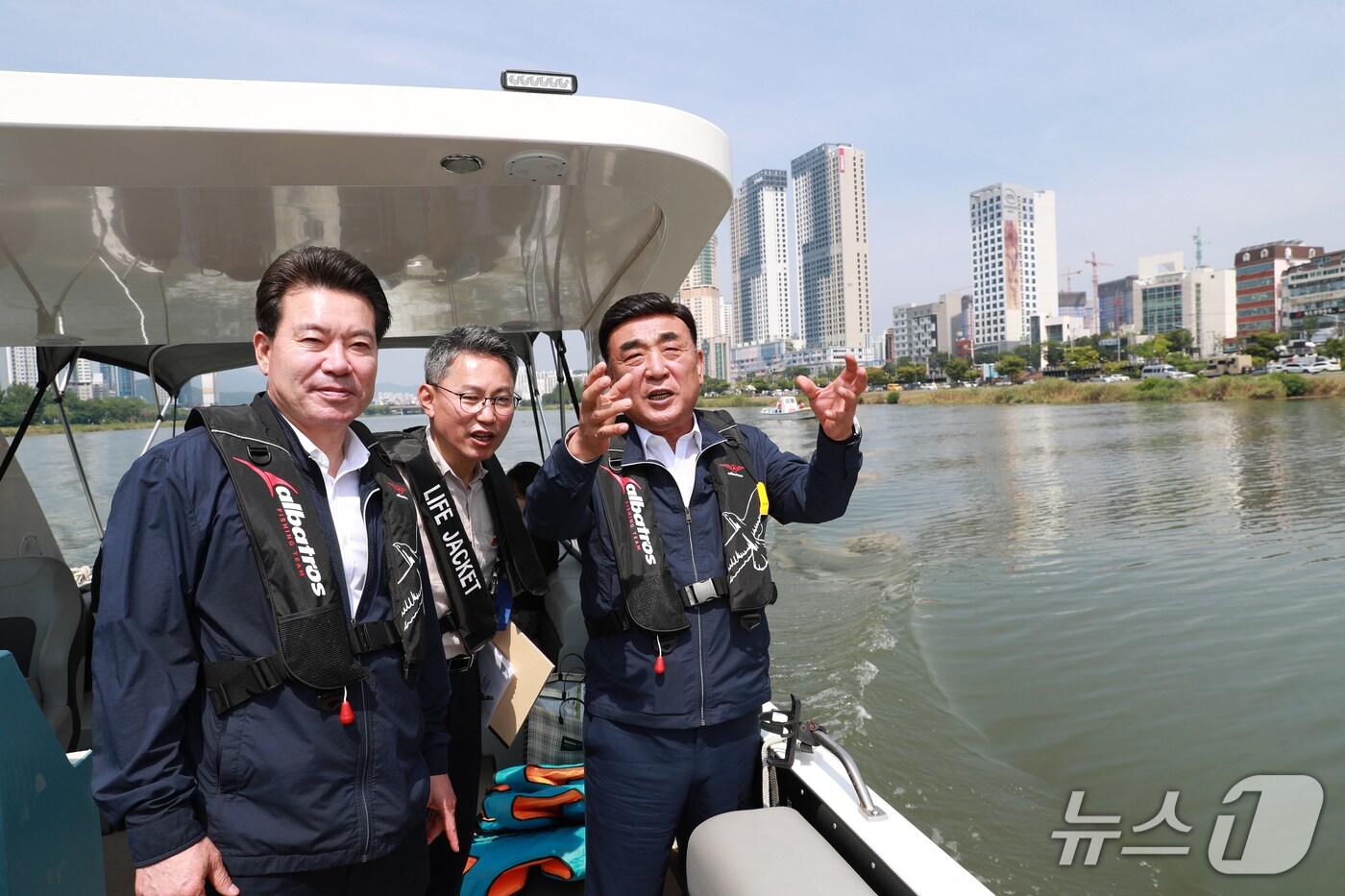 김두겸 울산시장이 27일 울산 태화강에서 폰툰보트를 시승하고 있다. (울산시 제공. 재판매 및 DB 금지) /뉴스1