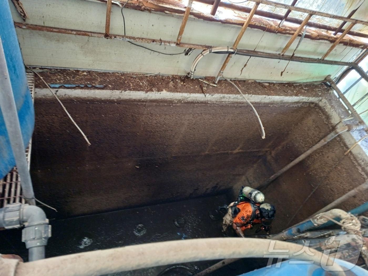 본문 이미지 - 27일 오후 1시 26분쯤 전남 여수시 만흥동 소재 식품 가공 업체에서 정화조 청소 작업을 하던 남성 2명이 질식해 소방당국이 구조작업을 하고 있다.(여수소방서 제공. 재판매 및 DB 금지)