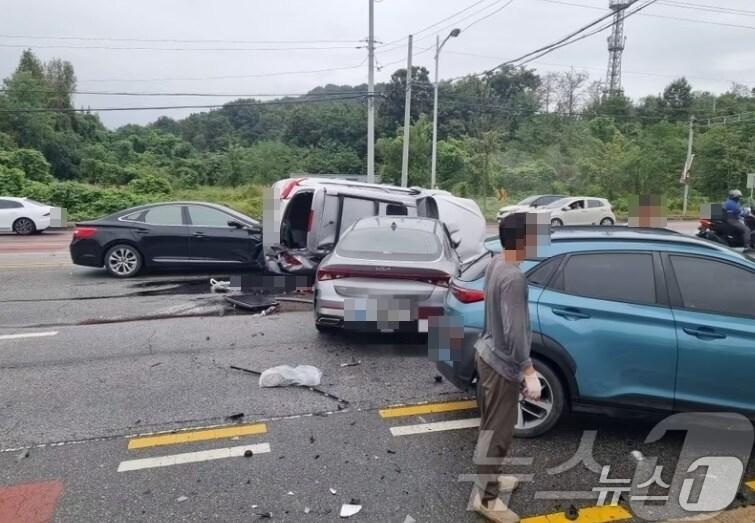 본문 이미지 - 전북 전주 상림동서 발생한 K5 등 다중 충돌 사고 현장&#40;전북소방 제공. 재판매 및 DB금지&#41;/뉴스1 DB