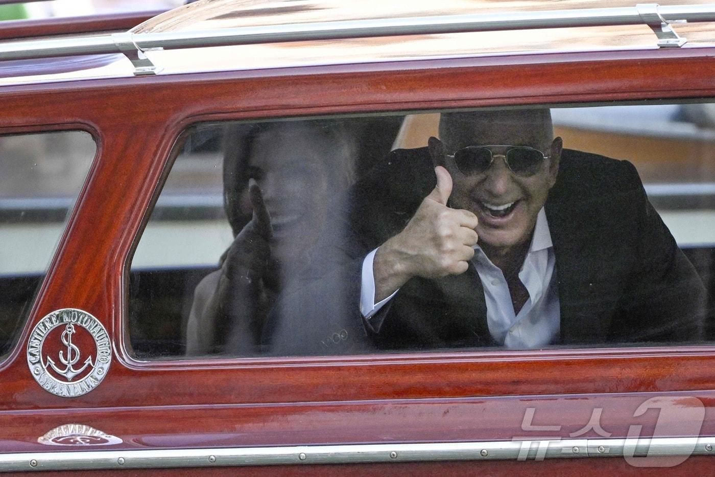 26일&#40;현지시간&#41; 아마존 창업자 제프 베이조스와 약혼녀 로런 산체스가 이탈리아 베네치아에서 열리는 결혼식을 앞두고 아만 호텔을 나섰다. 25.06.26 ⓒ AFP=뉴스1 ⓒ News1 김예슬 기자