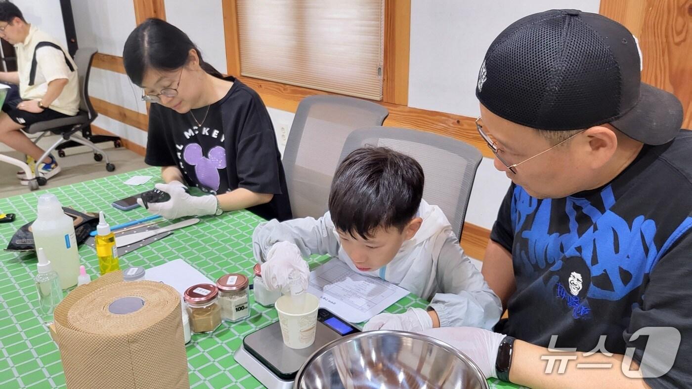 옥천전통문화체험관 '유두절 즐기기 체험 프로그램' 장면 (옥천군 제공, 재판매 및 DB금지) /뉴스1 