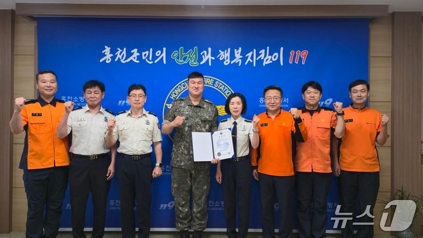 홍천소방서, 홍천강에 빠진 10대 구조한 진강섭 상사에게 표창 수여.(홍천소방서 제공, 재판매 및 DB금지)