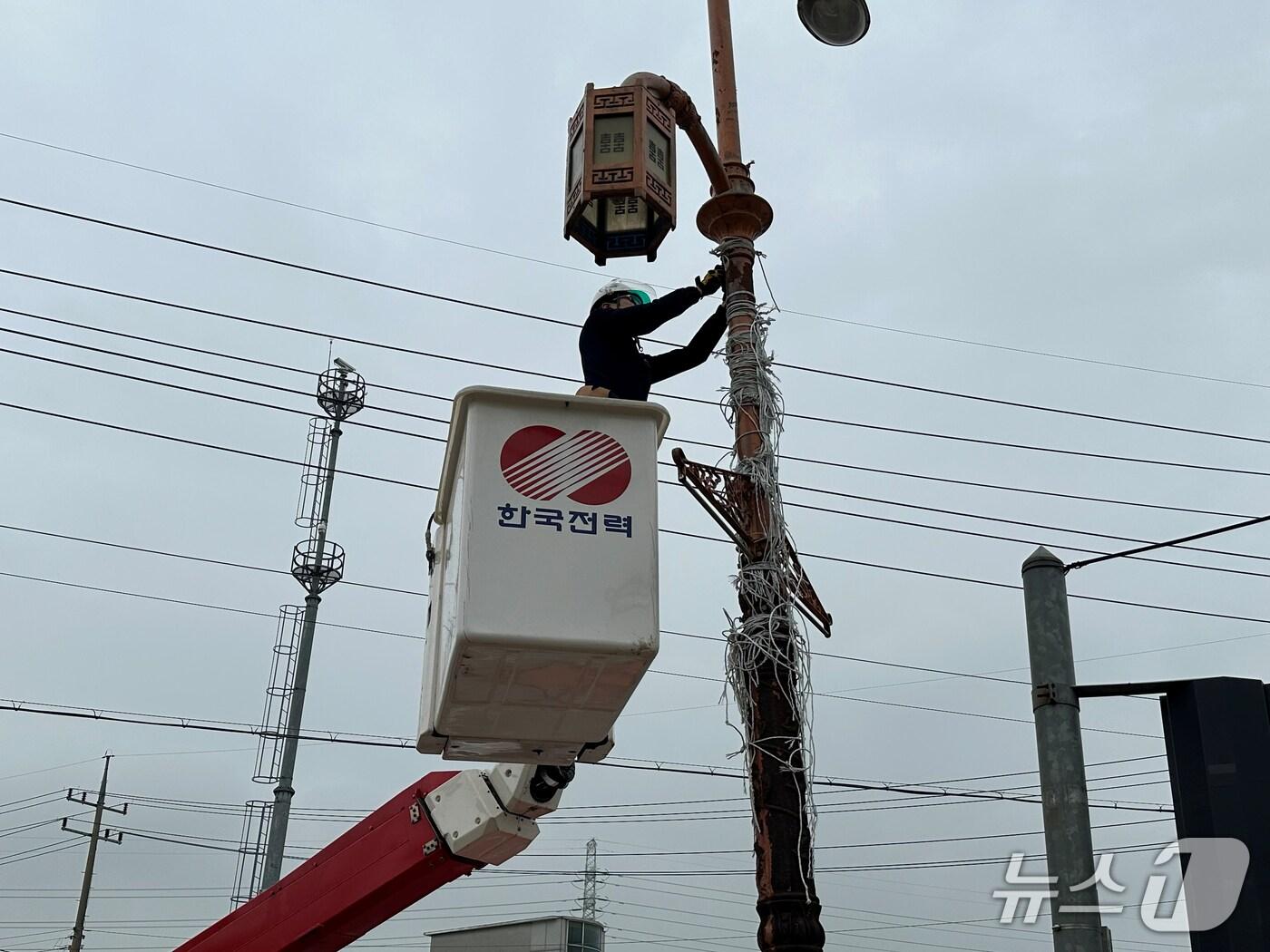 본문 이미지 -  불법 광고물 제거하는 한국전력공사 하남지사&#40;경기 하남시 제공. 재판매 및 DB 금지&#41;/뉴스1