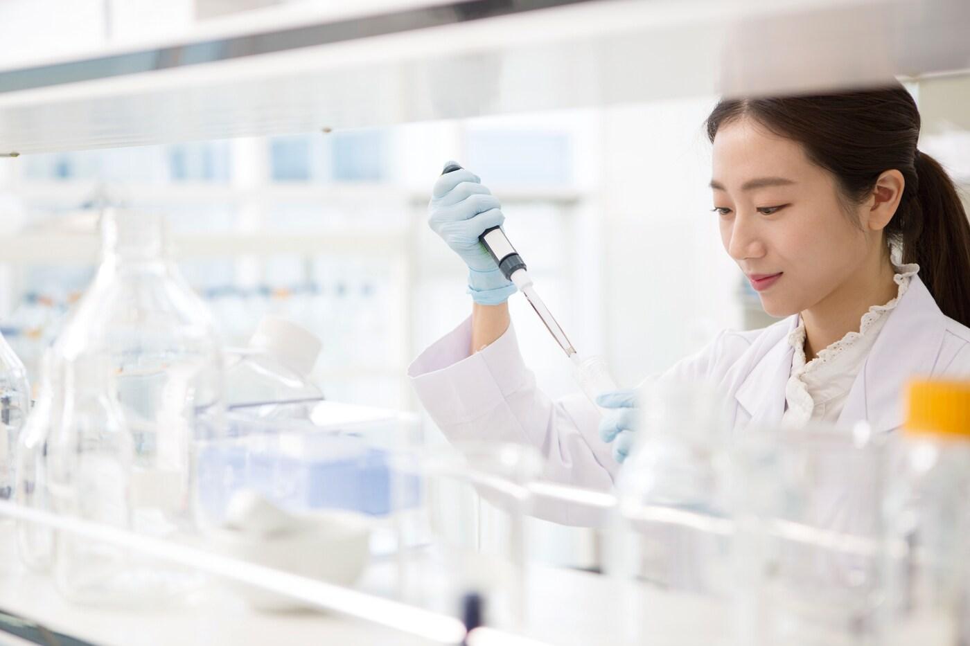  동아에스티 연구원. (동아제약 제공)