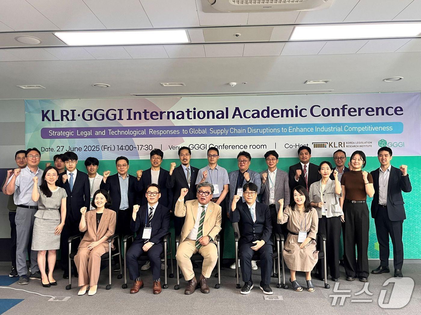 본문 이미지 - 한국법제연구원과 GGGI가 공동으로 개최한 국제학술대회 '산업경쟁력 강화를 위한 글로벌 공급망 대응의 법·기술적 과제' 참석자들이 기념촬영을 하고 있다.