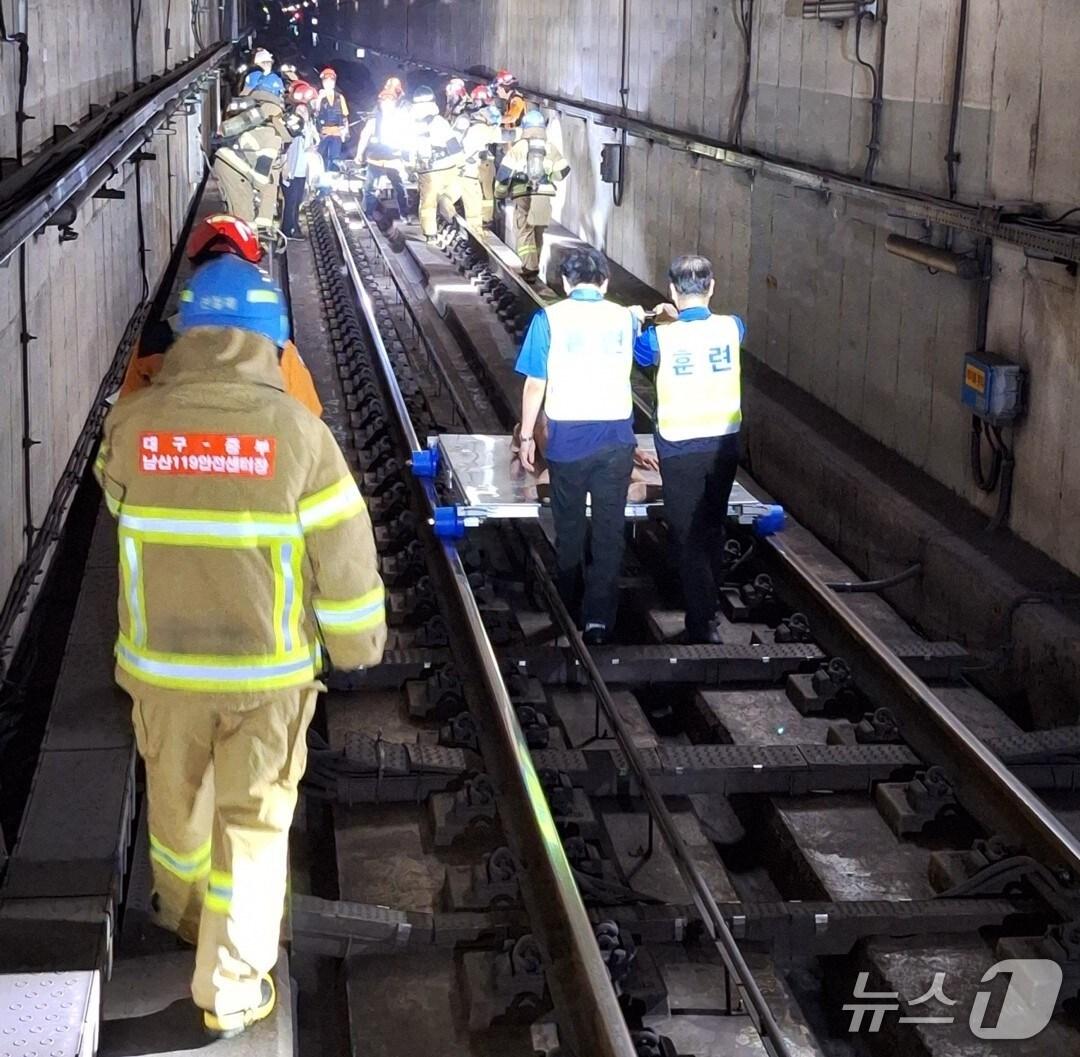 본문 이미지 - 대구교통공사와 대구 중부소방서가 27일 오전 1~3시 대구도시철도 환승역인 반월당역에서 열차와 역사 화재를 가정한 비상 대응훈련을 실시하고 있다. (대구교통공사 제공. 재판매 및 DB 금지) 2025.6.27/뉴스1