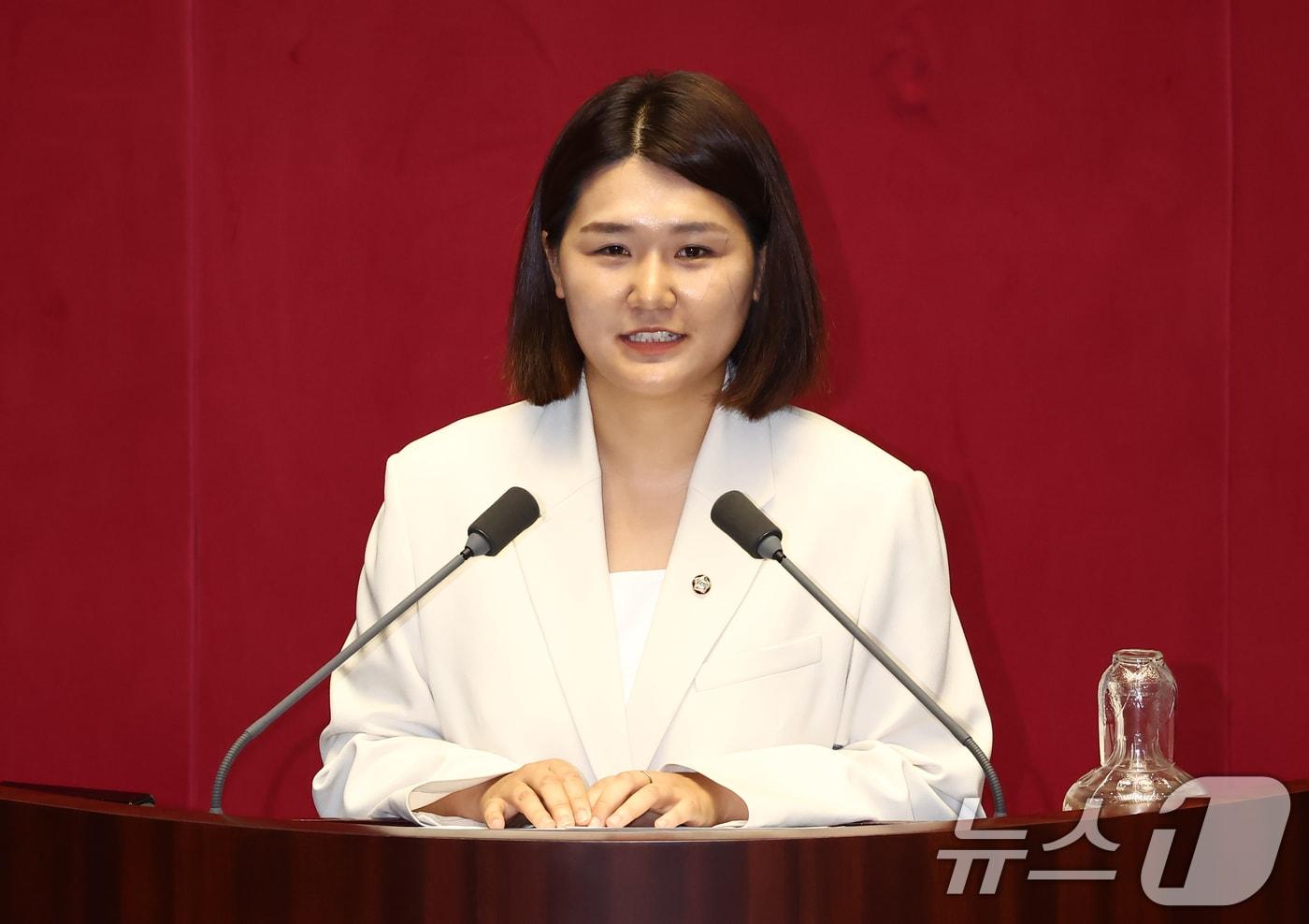 강유정 대통령실 대변인의 국회의원직을 승계한 손솔 진보당 의원이 27일 오후 서울 여의도 국회에서 열린 본회의에서 인사말을 하고 있다. 2025.6.27/뉴스1 ⓒ News1 김민지 기자