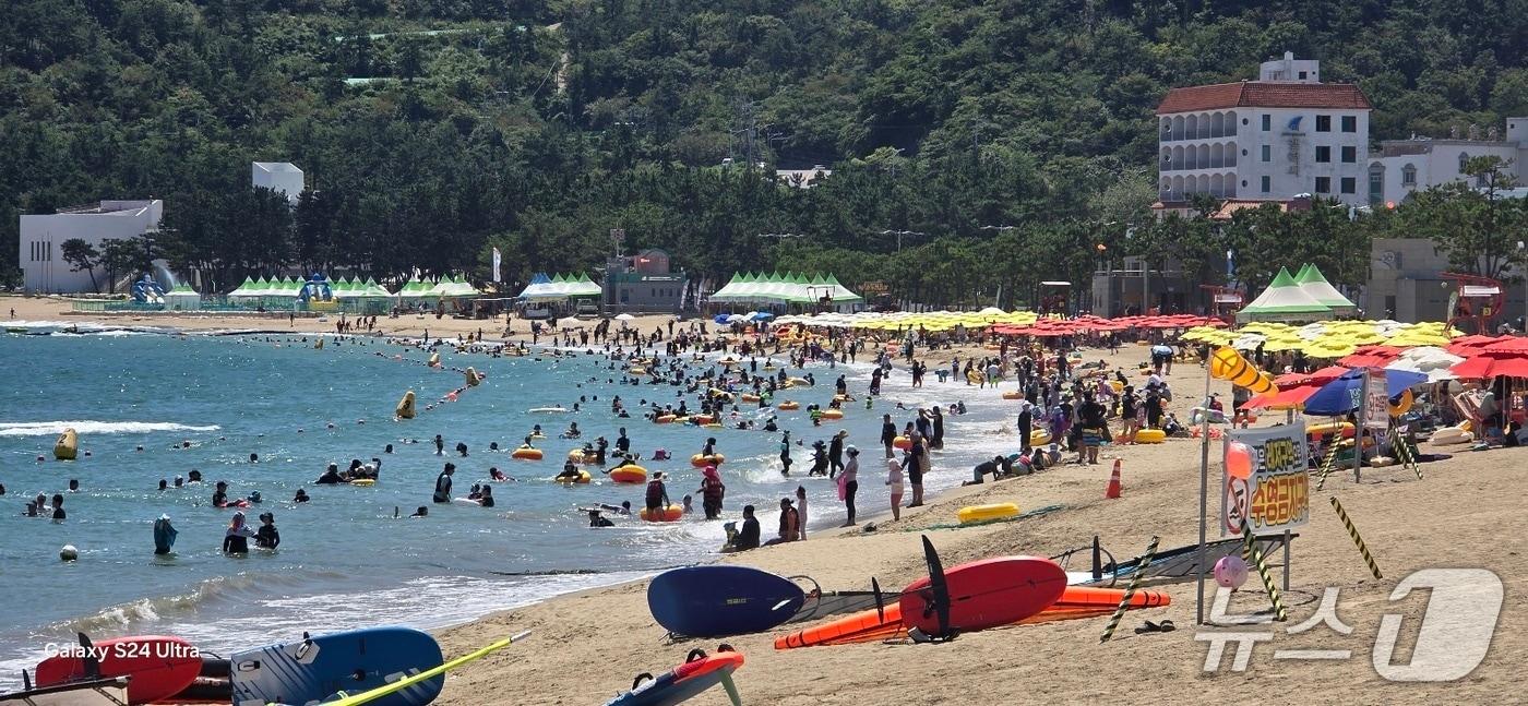 27일 개장한 울주군 진하해수욕장. &#40;울주군 제공. 재판매 및 DB 금지&#41; /뉴스1