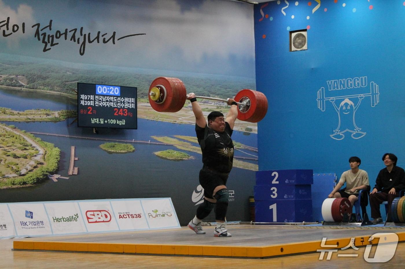 송영환(국군체육부대)이 27일 열린 전국역도선수권 남자 109㎏ 이상급 용상에서 243㎏으로 한국신기록을 세웠다. (대한역도연맹 제공)