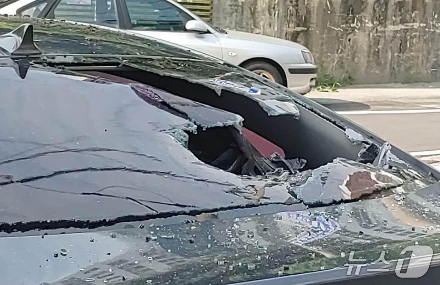 지난 26일 광주 북구 일대에서 차량 주행 중 발생한 시비로 인해 60대 남성이 손괴한 차량의 모습.&#40;독자 제공. 재판매 및 DB 금지&#41;