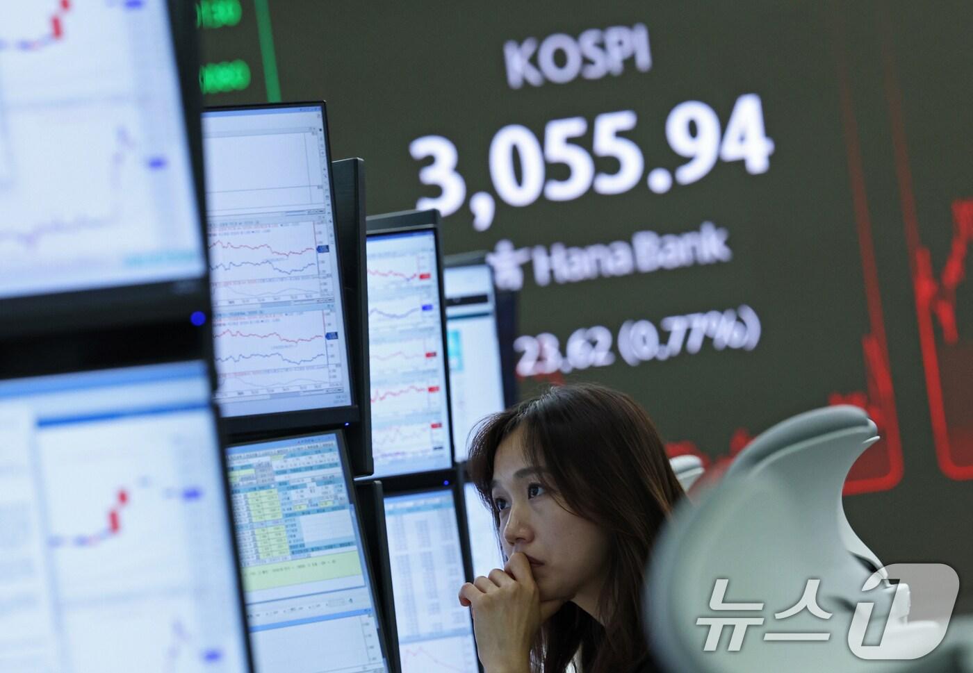 코스피가 외국인 매도세로 하락 마감한 27일 오후 서울 중구 하나은행 본점 딜링룸 전광판에 코스피 지수가 표시되고 있다.  2025.6.27/뉴스1 ⓒ News1 오대일 기자