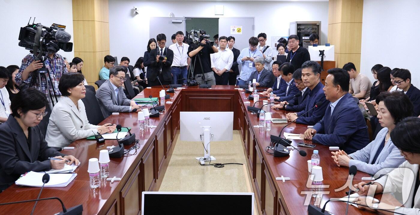 어기구 농림축산식품해양수산위원장이 27일 오후 서울 여의도 국회 의원회관에서 열린 당정협의회에서 발언하고 있다. 송미령 농림축산식품부 장관은 이날 양곡관리법, 농수산물 유통 및 가격안정에 관한 법률(농안법) 개정안 등 '농업 4법'에 대한 입장을 밝힐 예정이다. 2025.6.27/뉴스1 ⓒ News1 신웅수 기자
