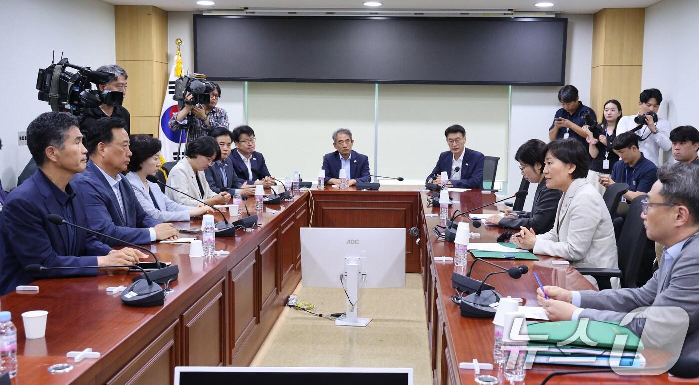 어기구 농림축산식품해양수산위원장이 27일 오후 서울 여의도 국회 의원회관에서 열린 당정협의회에서 발언하고 있다. 송미령 농림축산식품부 장관은 이날 양곡관리법, 농수산물 유통 및 가격안정에 관한 법률(농안법) 개정안 등 '농업 4법'에 대한 입장을 밝힐 예정이다. 2025.6.27/뉴스1 ⓒ News1 신웅수 기자