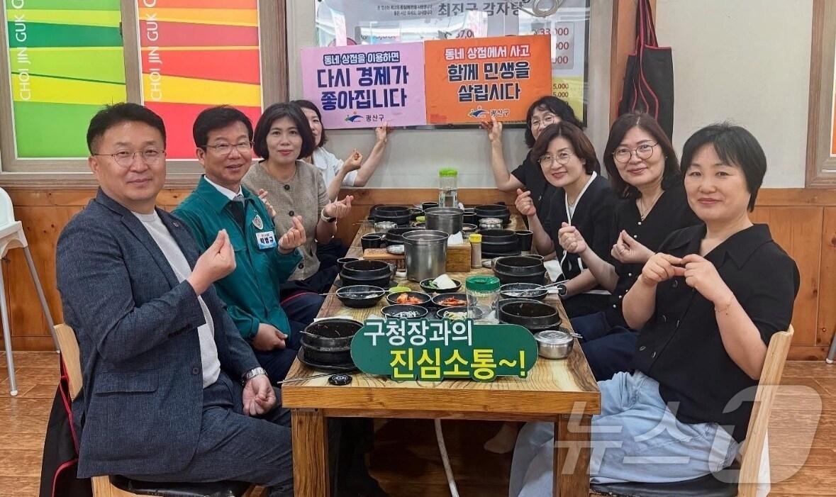 본문 이미지 - 매일 아침 골목식당에서 식사하는 박병규 구청장의 모습. &#40;박 구청장 SNS 갈무리. 재판매 및 DB 금지&#41;