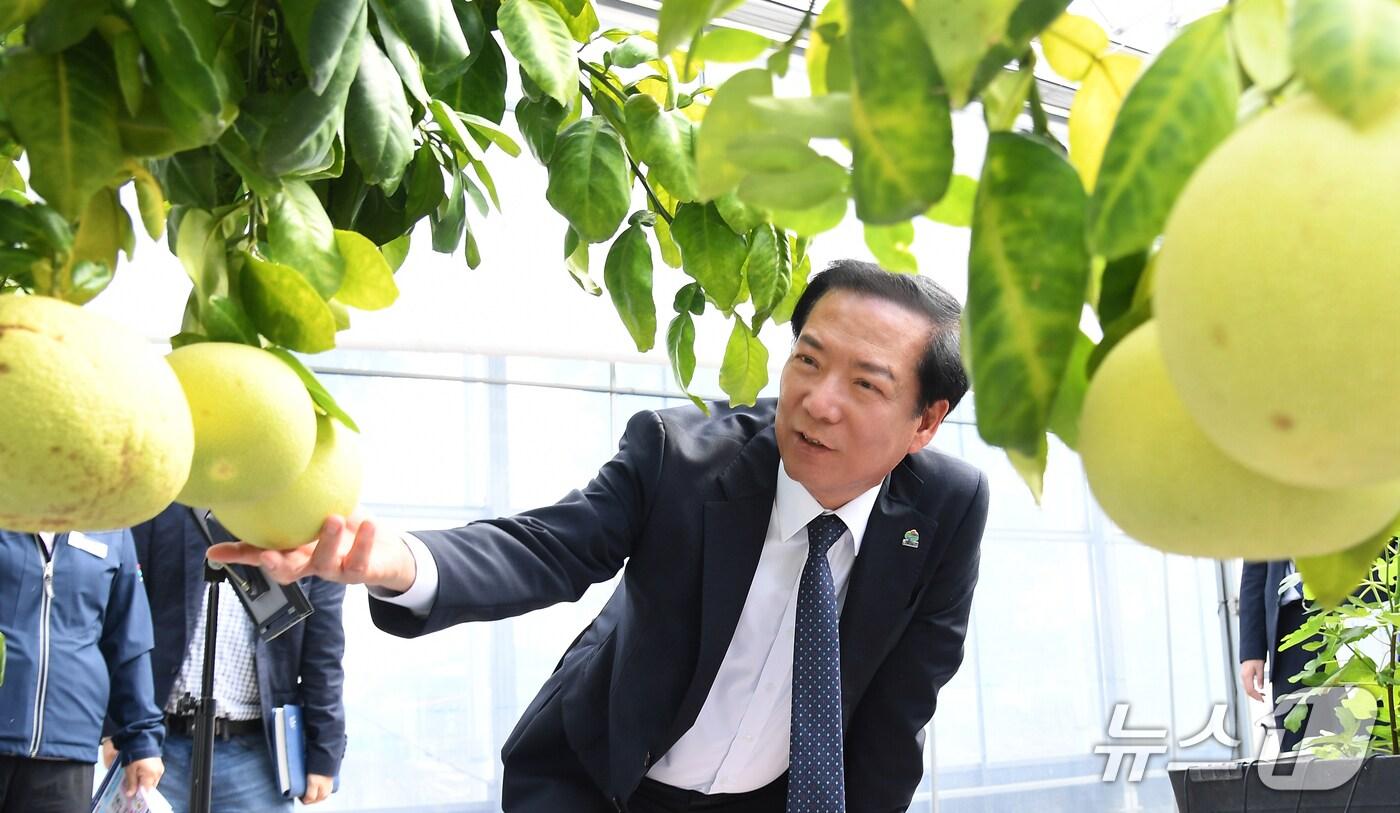 구인모 거창군수가 스마트팜 농장을 둘러보고 있다&#40;거창군 제공. 재판매 및 DB금지&#41;.