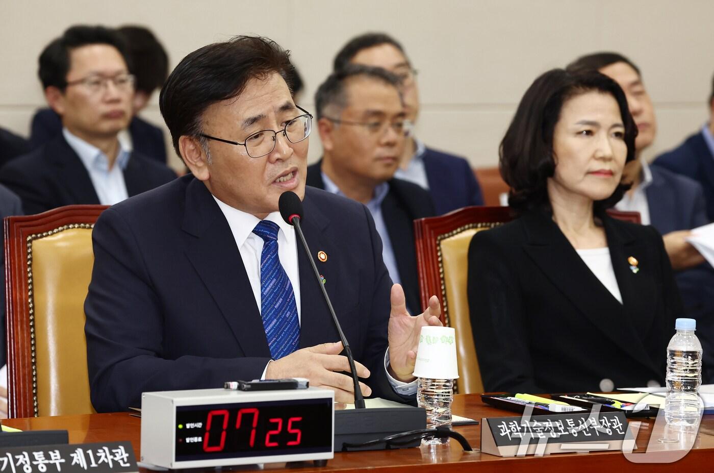 유상임 과학기술정보통신부 장관이 27일 오후 서울 여의도 국회에서 열린 과학기술정보방송통신위원회 전체회의에서 의원 질의에 답변하고 있다. 2025.6.27/뉴스1 ⓒ News1 김민지 기자