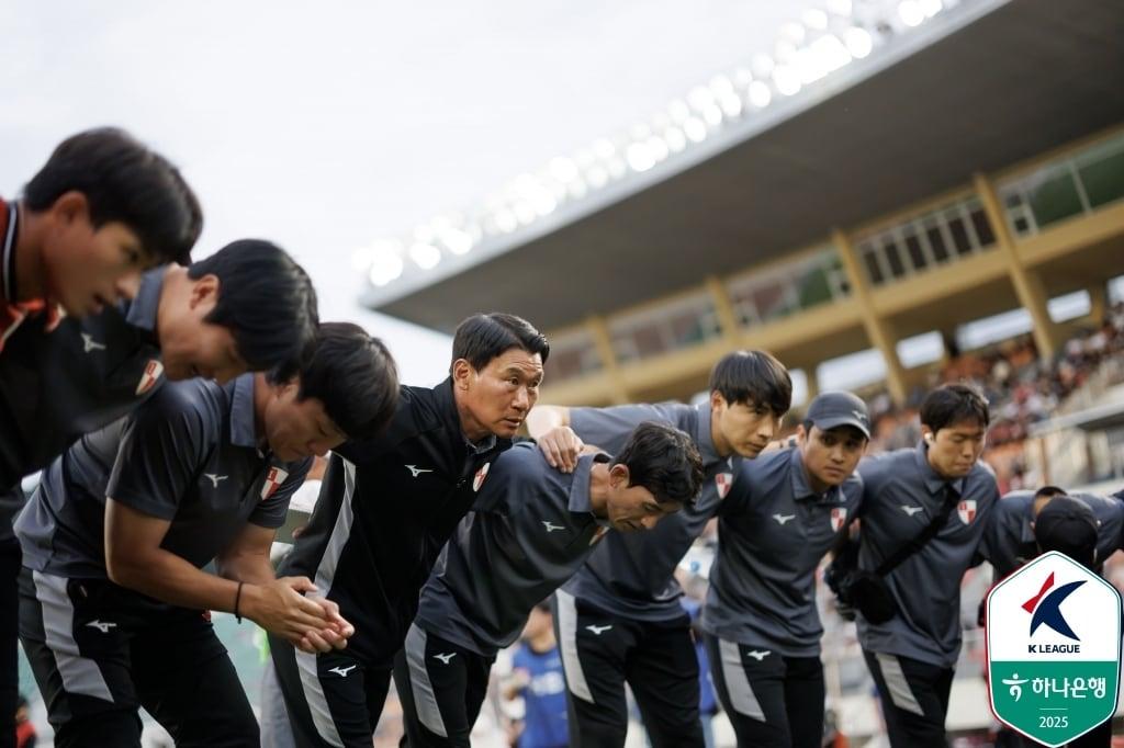 본문 이미지 - 부산아이파크를 이끄는 조성환 감독은 승격에 도전하려면 승점 1점의 소중함을 깨달아야 한다고 말했다. &#40;한국프로축구연맹 제공&#41;