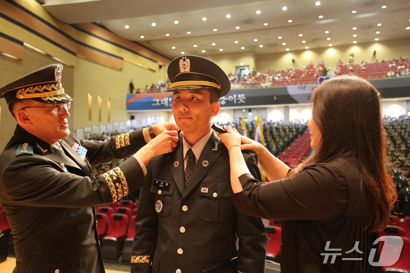 27일 충북 괴산 육군학생군사학교에서 열린 '2025년 대한민국 육군장교 통합임관식'에서 고창준 육군참모총장 직무대리가 임관 대표자 우지현 소위에게 계급장을 달아주고 있다.(육군학생군사학교 제공, 재판매 및 DB금지)/뉴스1