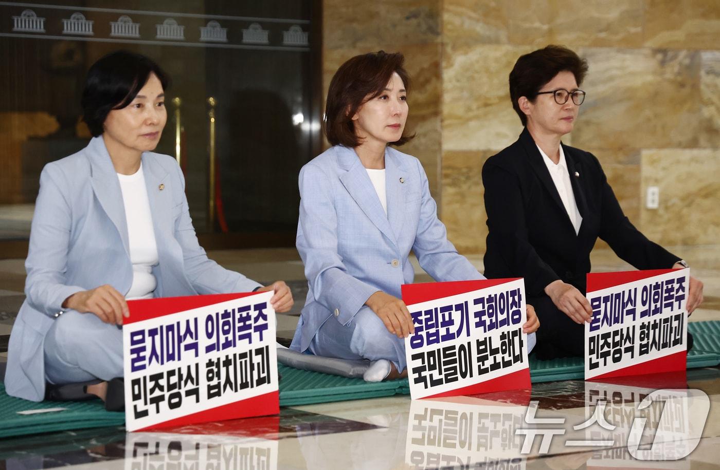 국민의힘 서명옥(왼쪽부터), 나경원, 강선영 의원이 27일 서울 여의도 국회 로텐더홀에서 김민석 국무총리 후보자의 지명 철회, 법제사법위원장 반환을 촉구하며 농성을 하고 있다. 2025.6.27/뉴스1 ⓒ News1 김민지 기자