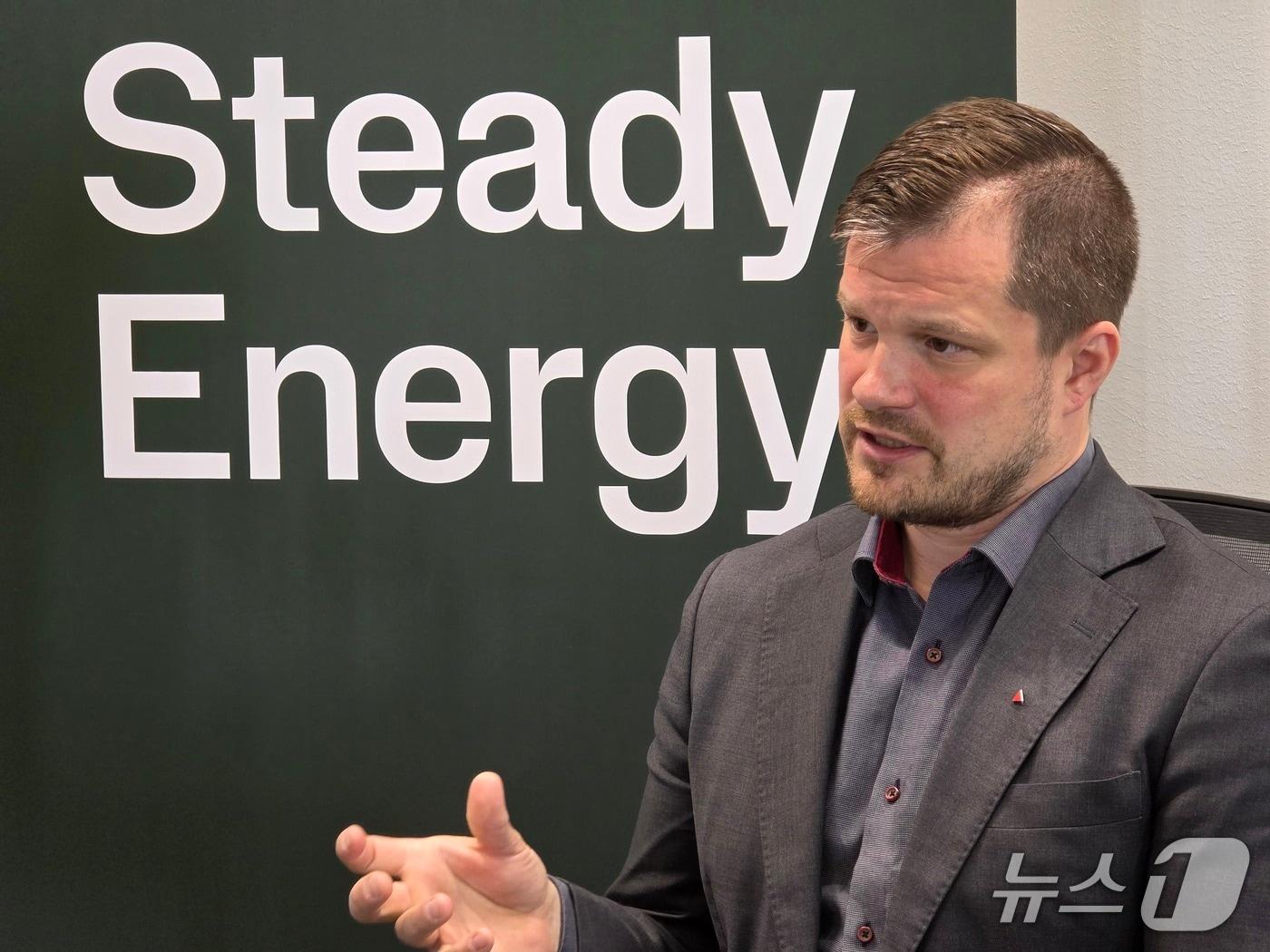 본문 이미지 - 라우리 무라넨(Lauri Muranen) 스테디 에너지 대외협력 책임자가 지난 9일 한국언론진흥재단 디플로마 '기후 테크' 일정으로 스테디에너지를 방문한 한국 취재진의 질문에 답하고 있다. ⓒ News1 이형진 기자