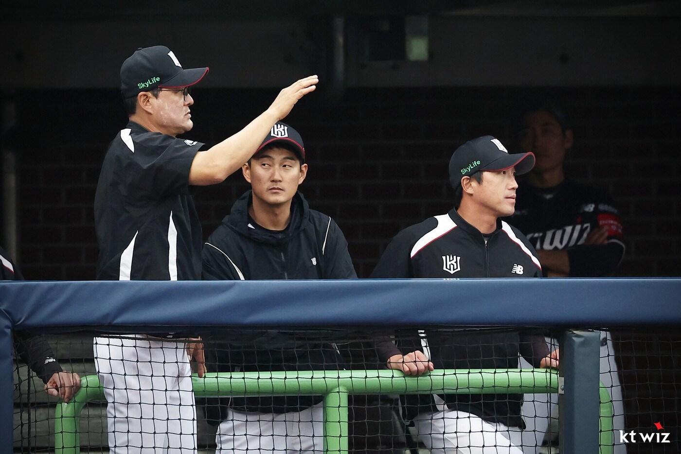 이종범 KT 위즈 코치가 시즌 중 팀을 떠난다. (KT 제공)