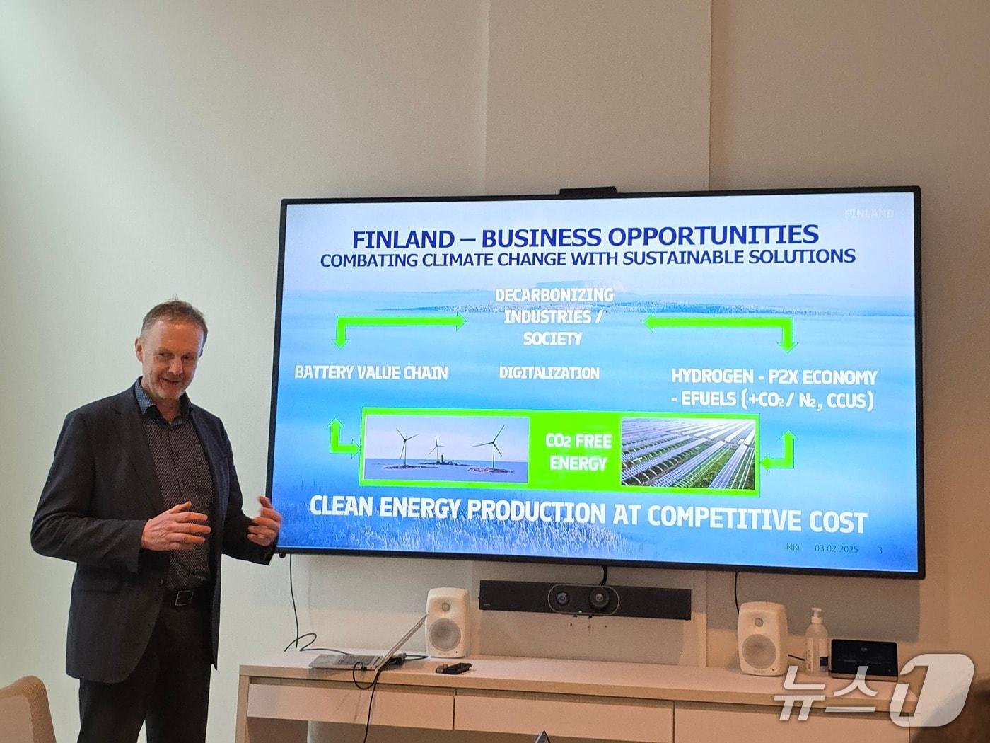 본문 이미지 - 마르쿠 키비스퇴(Markku Kivistö) 비즈니스 핀란드 산업·클린테크 책임자가 지난 5일 한국언론진흥재단 디플로마 '기후 테크' 일정으로 비즈니스 핀란드를 방문한 한국 취재진에게 배터리 관련 내용을 발표하고 있다. ⓒ News1 이형진 기자