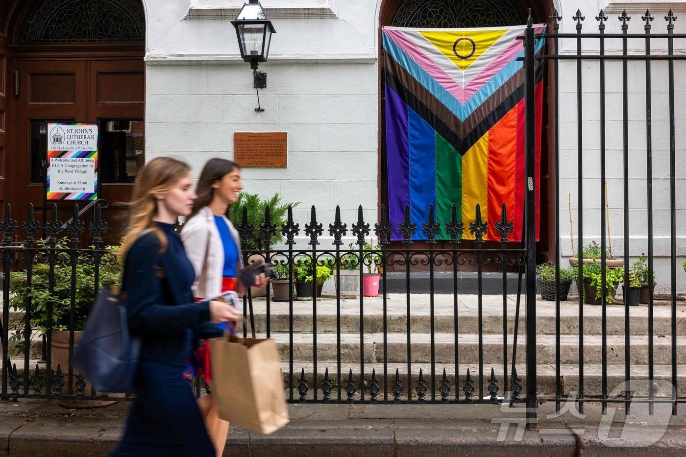 26일&#40;현지시간&#41; 미국 뉴욕시의 스톤월 기념비 옆 세인트 존스 루터교에 프라이드 깃발이 걸려 있다. 뉴욕시는 매년 6월 성소수자 인권의 달 &#39;프라이드 먼스&#39;를 맞아 퍼레이드를 진행한다. 특히 올해는 대법원의 &#39;오버게펠 대 호지스&#39; 판결로 전국적으로 동성결혼이 합법화된 지 10주년을 맞는다. 25.06.26 ⓒ AFP=뉴스1 ⓒ News1 김예슬 기자