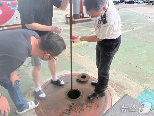 본문 이미지 - 경기도소방재난본부 셀프주유소 안전관리 집중 점검 현장. (경기도소방재난본부 제공. 재판매 및 DB 금지) 2025.6.27/뉴스1