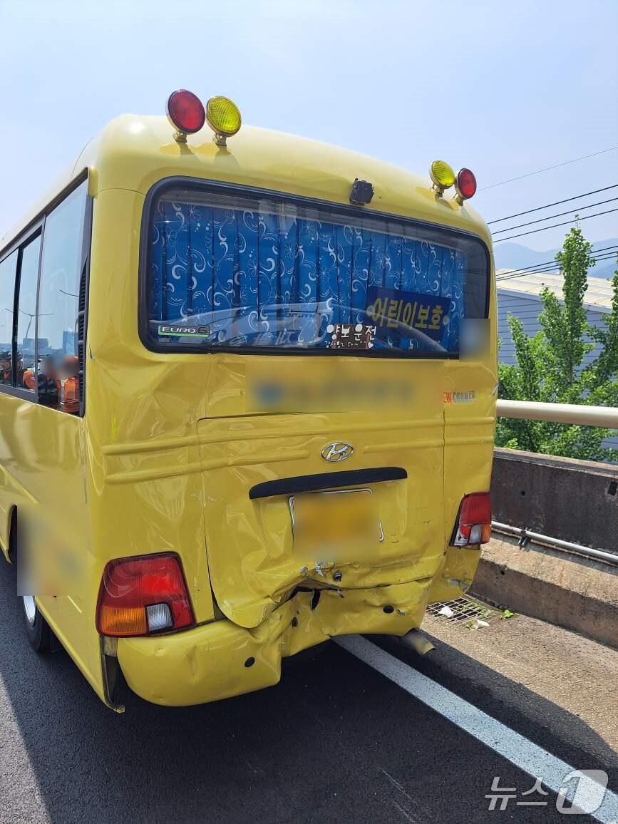 본문 이미지 - 사고 난 유치원 차량.&#40;사상경찰서 제공. 재판매 및 DB금지.&#41;