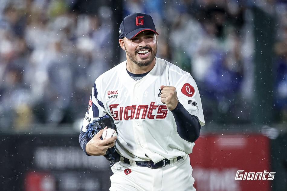 본문 이미지 - 롯데 자이언츠 외국인 투수 알렉 감보아는 6월 한 달간 5경기에 등판해 30⅓이닝 5승 30탈삼진 평균자책점 1.72로 활약했다. (롯데 자이언츠 제공)