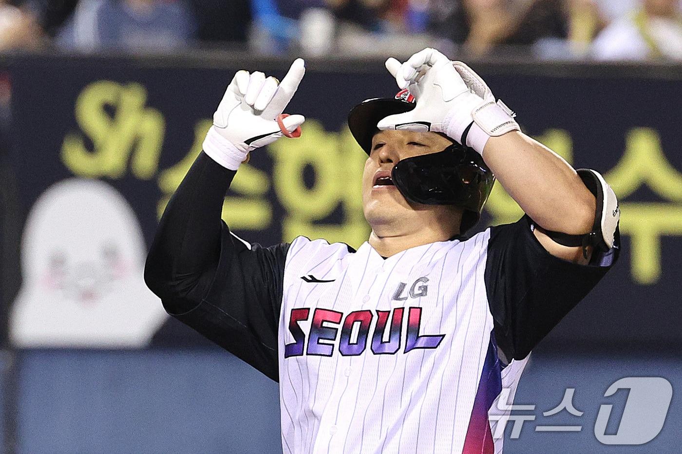 27일 오후 서울 잠실야구장에서 열린 프로야구 &#39;2025 신한 SOL뱅크 KBO 리그&#39; KIA와 LG의 경기 6회말 LG 공격 2사 1, 3루 상황에서 박동원이 홈런을 친 후 세리머니를 하고 있다. 2025.6.27/뉴스1 ⓒ News1 신웅수 기자