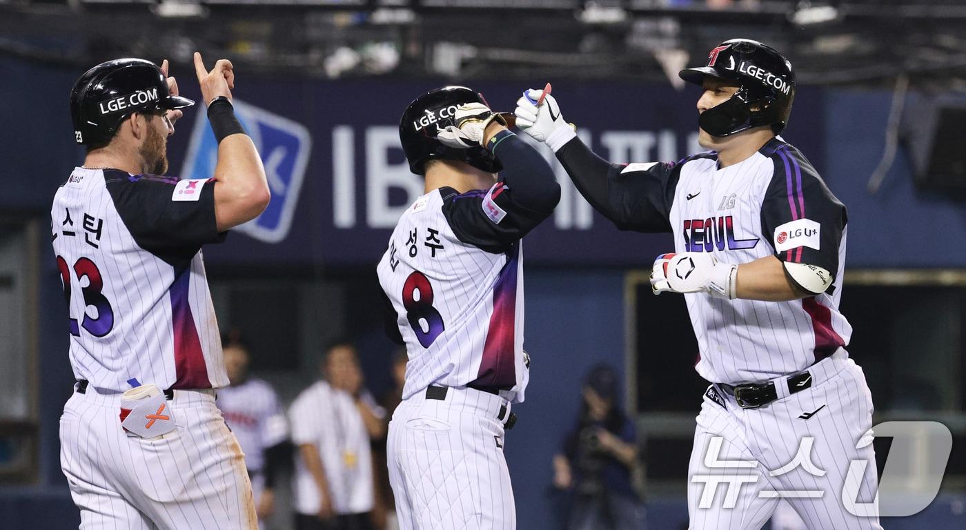 27일 오후 서울 잠실야구장에서 열린 프로야구 &#39;2025 신한 SOL뱅크 KBO 리그&#39; KIA와 LG의 경기 6회말 LG 공격 2사 1, 3루 상황에서 박동원이 홈런을 친 후 동료들과 기쁨을 나누고 있다. 2025.6.27/뉴스1 ⓒ News1 신웅수 기자