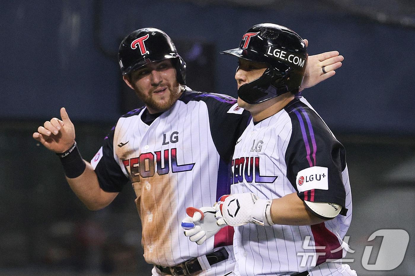 27일 오후 서울 잠실야구장에서 열린 프로야구 &#39;2025 신한 SOL뱅크 KBO 리그&#39; KIA와 LG의 경기 6회말 LG 공격 2사 1, 3루 상황에서 박동원이 홈런을 친 후 동료들과 기쁨을 나누고 있다. 2025.6.27/뉴스1 ⓒ News1 신웅수 기자