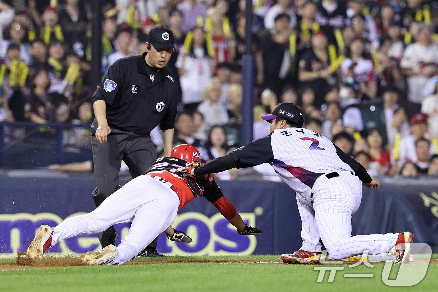 27일 오후 서울 잠실야구장에서 열린 프로야구 '2025 신한 SOL뱅크 KBO 리그' KIA와 LG의 경기 7회초 KIA 공격 1사 1, 3루 상황 최원준의 타격 때 3루 주자 김호령이 런다운에 걸려 아웃되고 있다. 2025.6.27/뉴스1 ⓒ News1 신웅수 기자