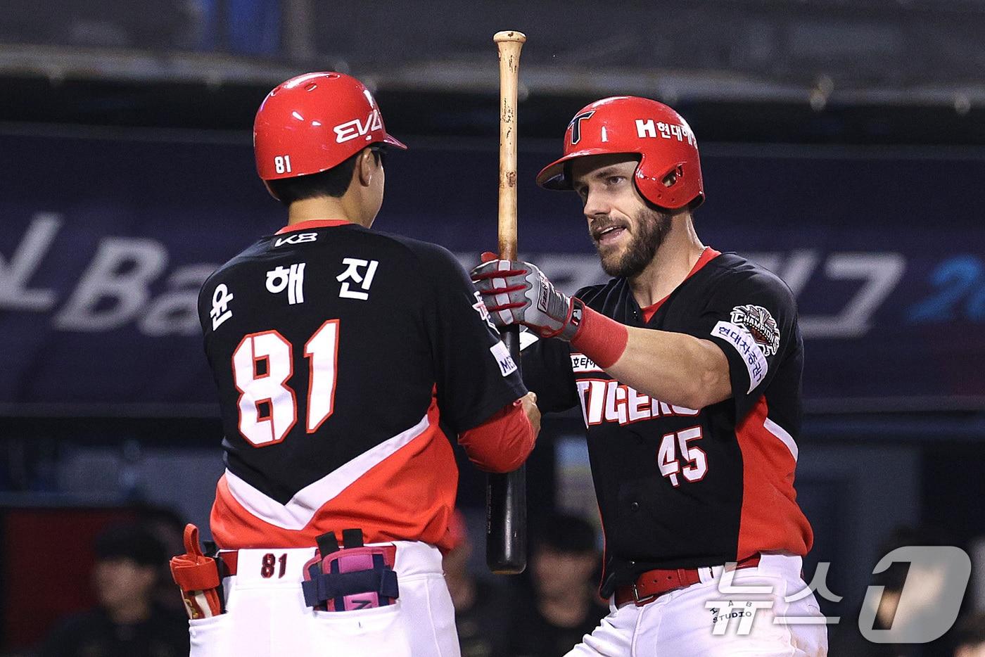 27일 오후 서울 잠실야구장에서 열린 프로야구 &#39;2025 신한 SOL뱅크 KBO 리그&#39; KIA와 LG의 경기 8회초 KIA 공격 1사 주자 없는 상황 위즈덤이 솔로 홈런을 친 후 베이스를 돌고 있다. 2025.6.27/뉴스1 ⓒ News1 신웅수 기자