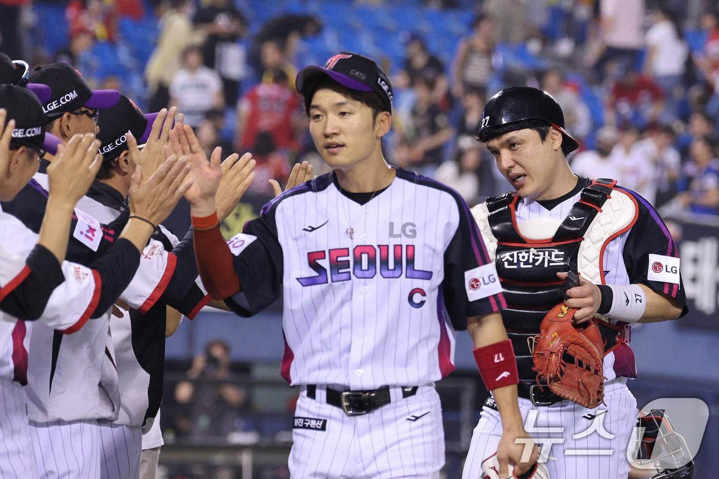 27일 오후 서울 잠실야구장에서 열린 프로야구 &#39;2025 신한 SOL뱅크 KBO 리그&#39; KIA와 LG의 경기에서 박동원을 비롯한 LG 선수들이 4대 3으로 승리한 후 기쁨을 나누고 있다. 2025.6.27/뉴스1 ⓒ News1 신웅수 기자