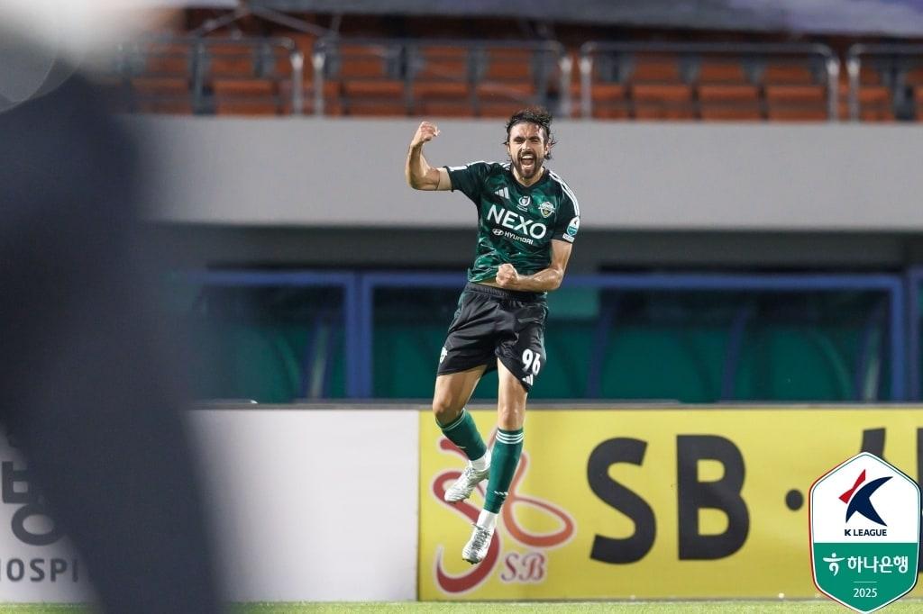본문 이미지 - 전북 현대 공격수 콤파뇨가 27일 열린 하나은행 K리그1 2025 21라운드 김천 상무전에서 두 골을 터뜨려 2-1 승리를 이끌었다. (한국프로축구연맹 제공)