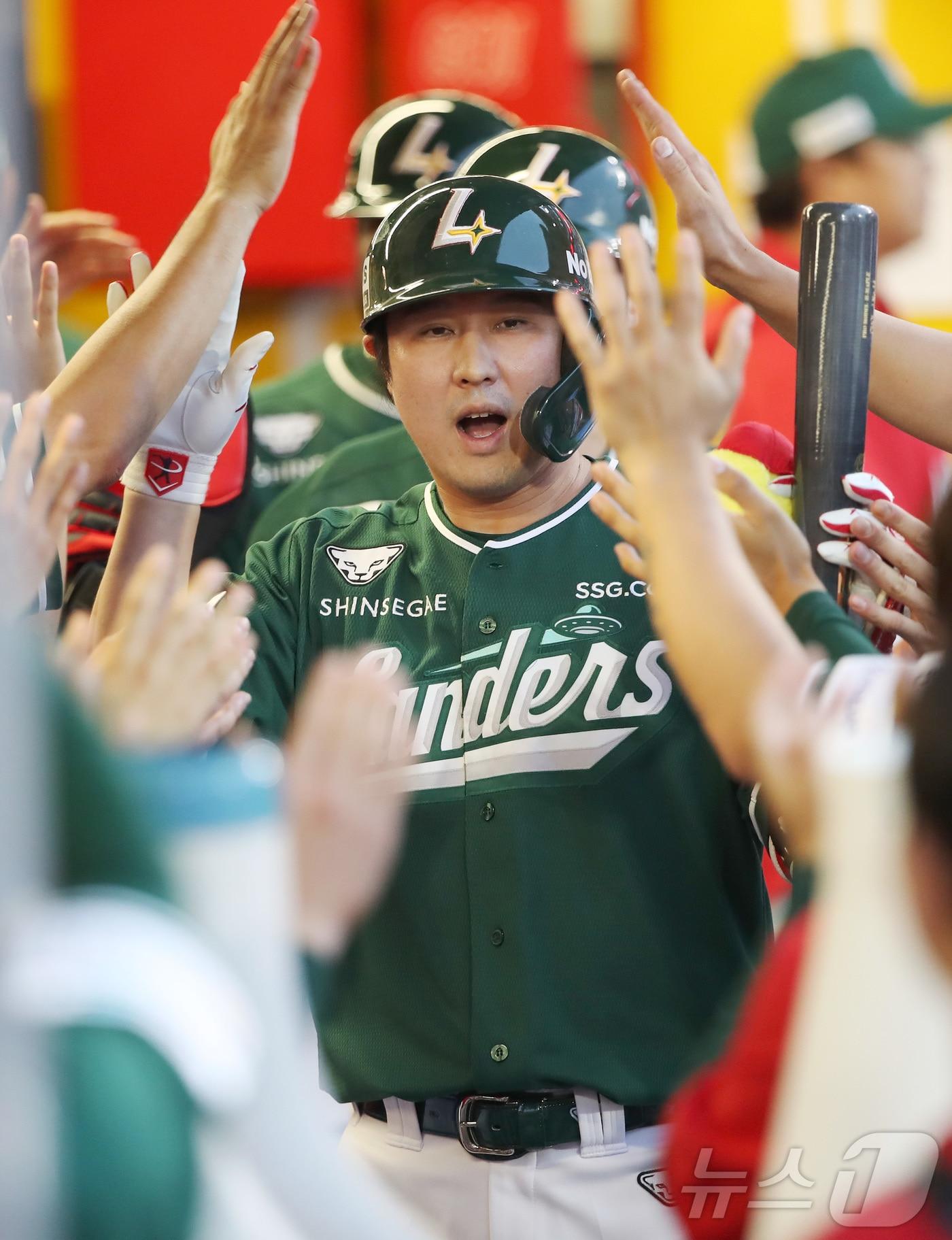 본문 이미지 - SSG 최정이 27일 인천 SSG랜더스필드에서 열린 '2025 신한 SOL뱅크 KBO 리그' 한화 이글스와 SSG 랜더스의 경기에서 3회 3점 홈런을 치며 20시즌 연속 두 자릿수 홈런의 대기록을 세우고 있다. (SSG 랜더스 제공. 재판매 및 DB금지) 2025.6.27/뉴스1