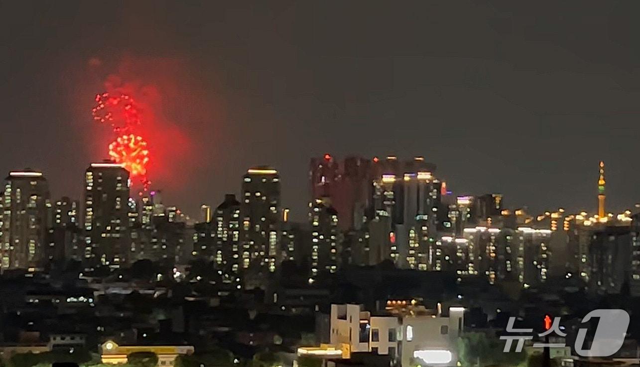 본문 이미지 - 27일 오후 8시30분쯤 대구 도심 밤하늘에 정체를 알 수 없는 폭죽이 터지고 있다. (독자 제공 영상 갈무리. 재판매 및 DB금지)