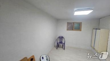 본문 이미지 - 희망의 집수리 사업을 통해 노후주택 벽면 도배를 마친 주택의 모습 (서울시 제공)