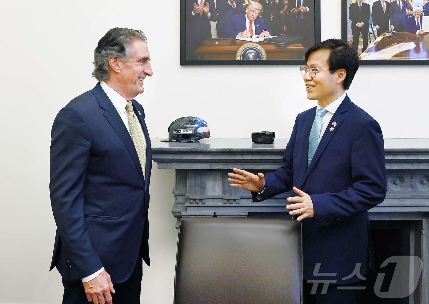 여한구 산업통상자원부 통상교섭본부장이 27일&#40;현지시간&#41; 미국 워싱턴 D.C. 백악관에서 더그 버검&#40;Doug Burgum&#41; 백악관 국가에너지위원회 위원장 겸 내무부 장관과 면담을하고 있다. &#40;산업부제공. 재판매 및 DB 금지&#41; 2025.6.28/뉴스1