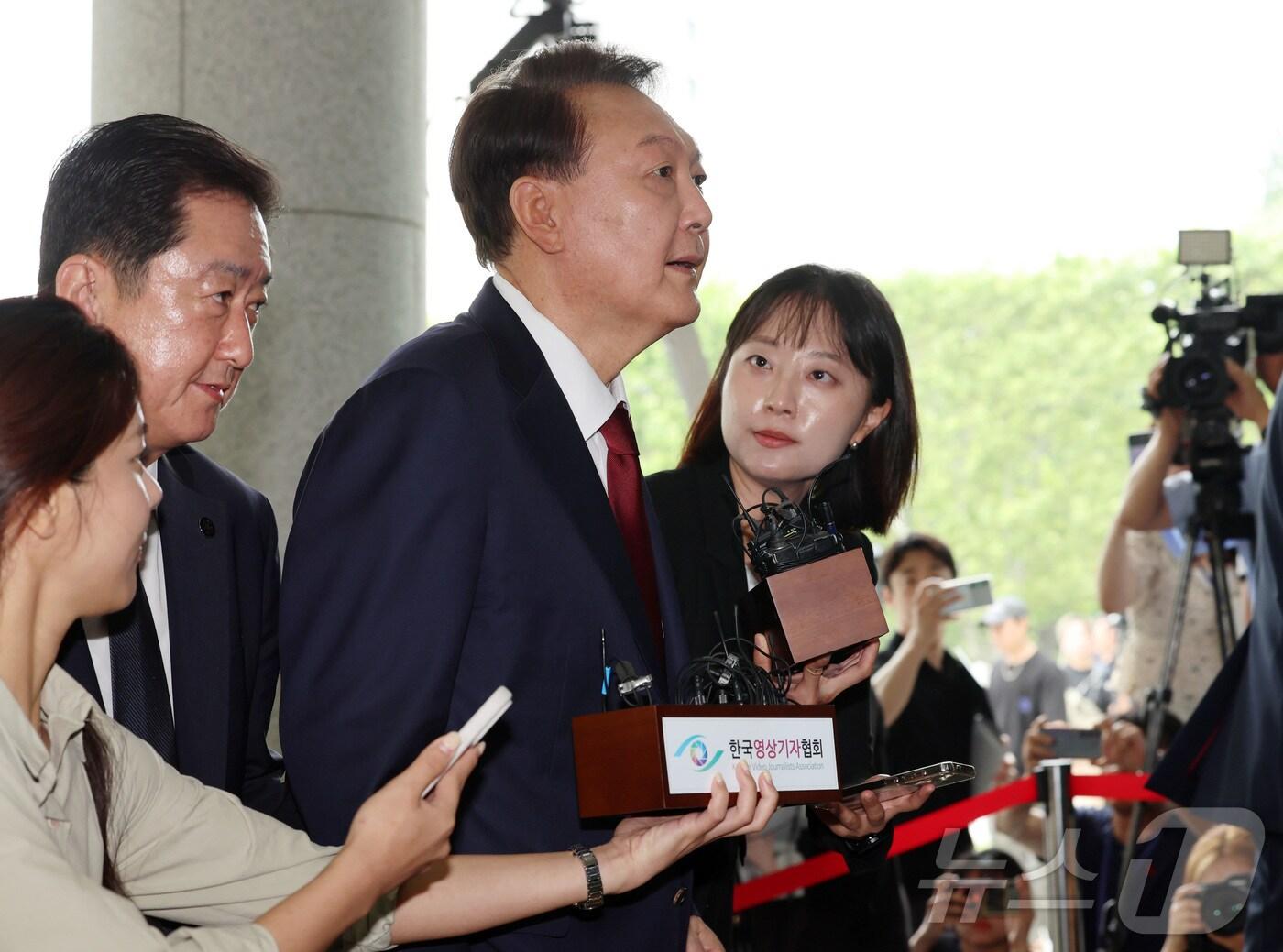 본문 이미지 - 윤석열 전 대통령이 28일 오전 대면 조사를 받기 위해 서울 서초구 서울고검에 마련된 내란특검 사무실로 출석하고 있다. (공동취재) 2025.6.28/뉴스1 ⓒ News1 김성진 기자