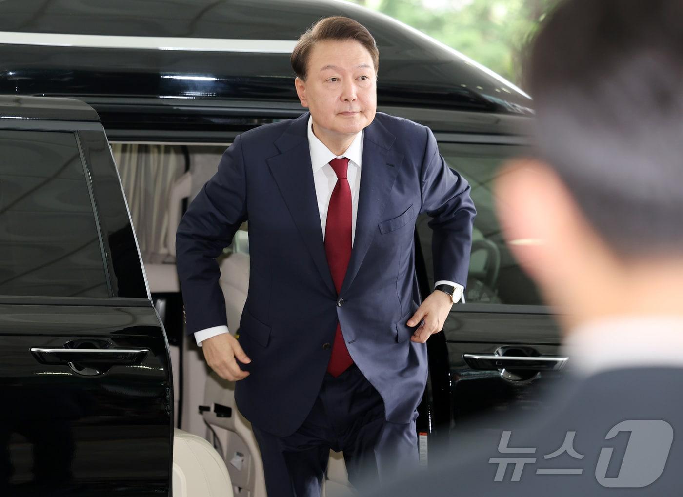 본문 이미지 - 윤석열 전 대통령이 28일 오전 대면 조사를 받기 위해 서울 서초구 서울고검에 마련된 내란특검 사무실로 출석하고 있다. (공동취재) 2025.6.28/뉴스1 ⓒ News1 김성진 기자