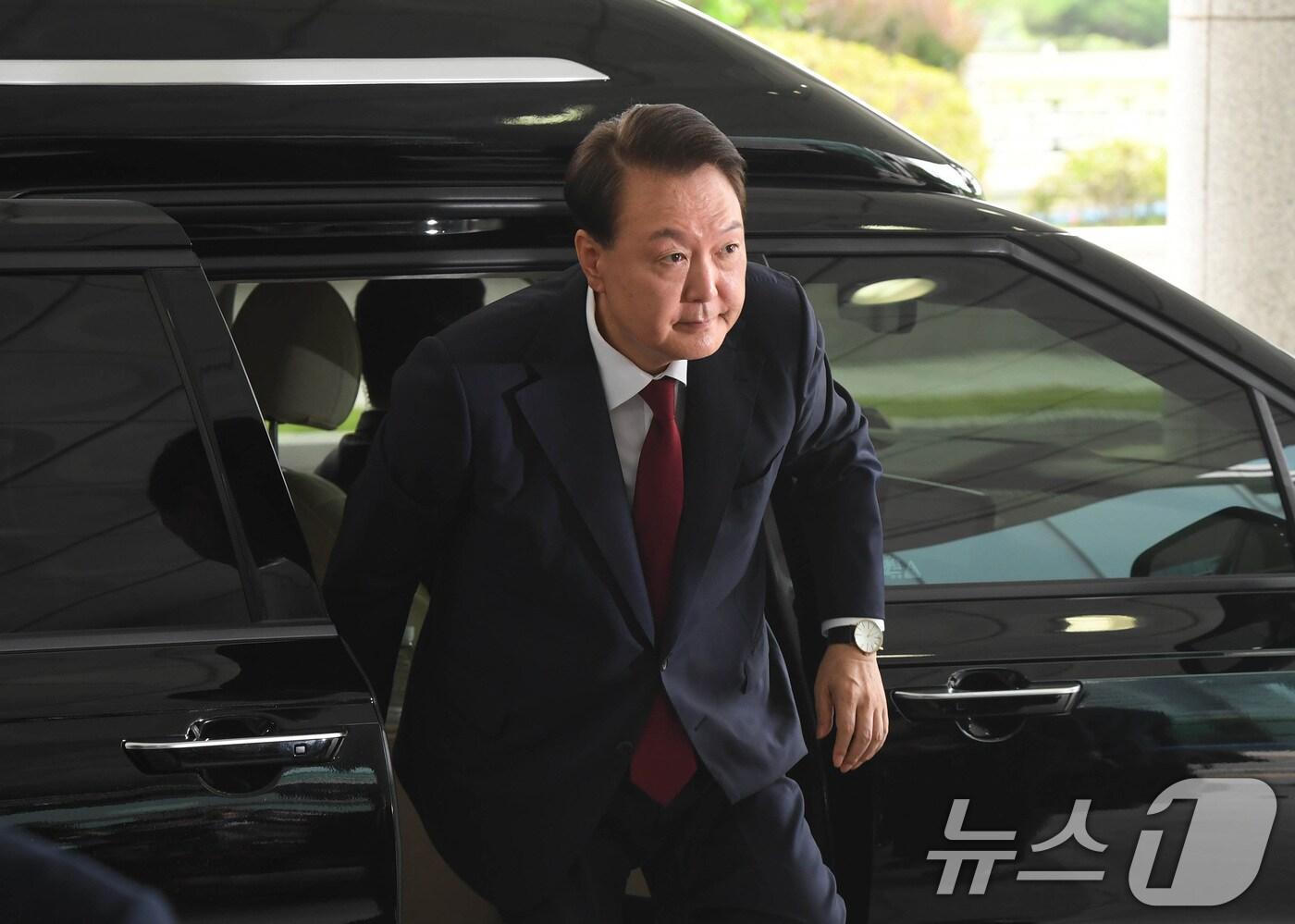 윤석열 전 대통령이 28일 오전 서울 서초구 서울고검 청사에 마련된 내란특검에 피의자 신분으로 첫 출석하고 있다. (공동취재) 2025.6.28/뉴스1 ⓒ News1 김성진 기자