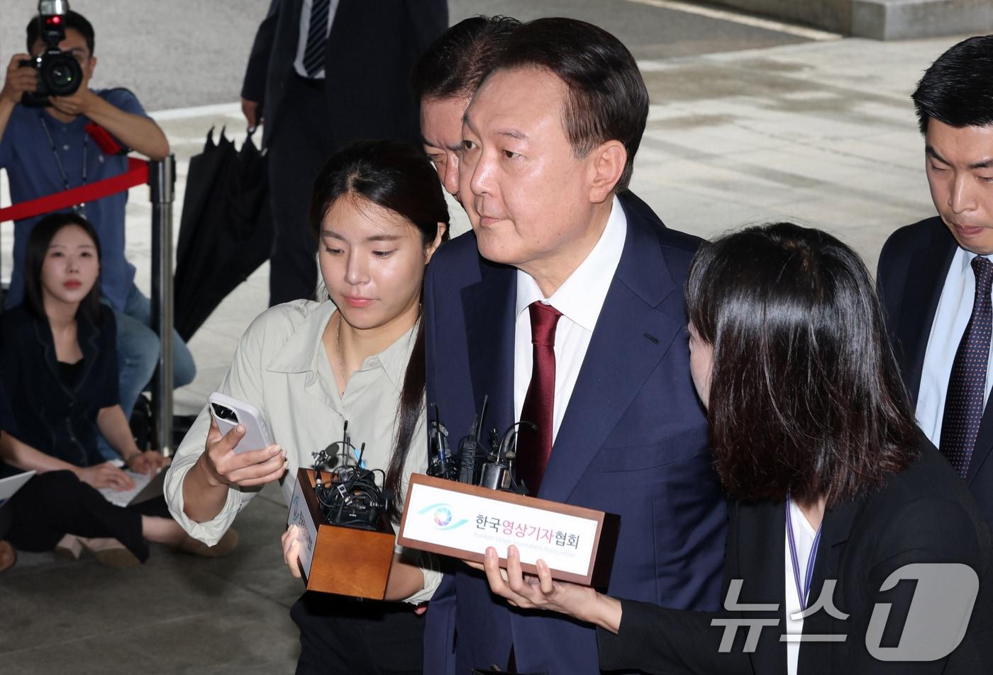 윤석열 전 대통령이 28일 오전 서울 서초구 서울고검 청사에 마련된 내란특검에 피의자 신분으로 첫 출석하고 있다. (공동취재) ⓒ News1 김성진 기자