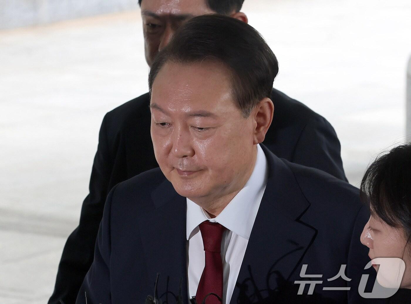 본문 이미지 - 윤석열 전 대통령이 28일 오전 서울 서초구 서울고검 청사에 마련된 내란특검에 피의자 신분으로 첫 출석하고 있다. (공동취재) 2025.6.28/뉴스1 ⓒ News1 김성진 기자